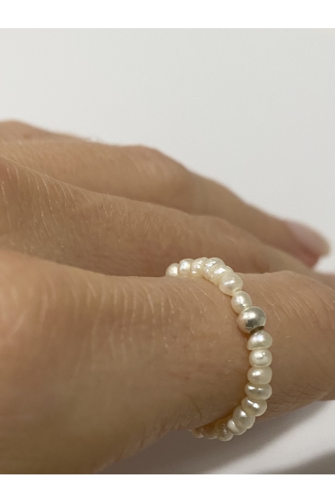 Minimalistic Pearl Ring